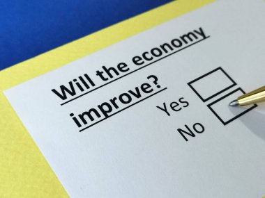 Bir kişi ekonomi ile ilgili soruya cevap veriyor.