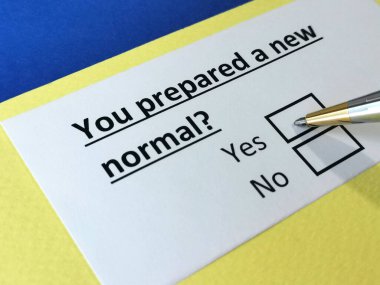 Bir kişi yeni normalle ilgili soruya cevap veriyor..