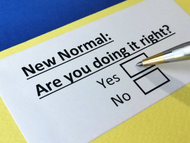 Bir kişi yeni normalle ilgili soruya cevap veriyor..