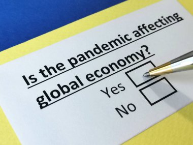 Bir kişi küresel ekonomi üzerindeki salgın etkileri hakkındaki soruları yanıtlıyor.
