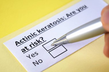 Bir kişi aktinik keratozla ilgili soruya cevap veriyor.
