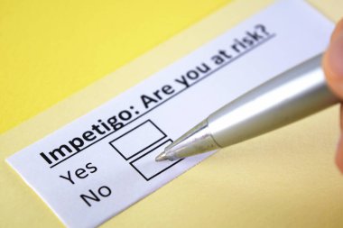 Bir kişi impetigo ile ilgili soruya cevap veriyor..