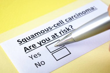 Bir kişi squamous hücre kanseriyle ilgili soruya cevap veriyor..