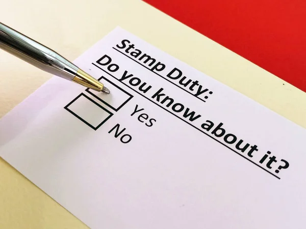 Bir kişi pul görevi ile ilgili soruya cevap veriyor..