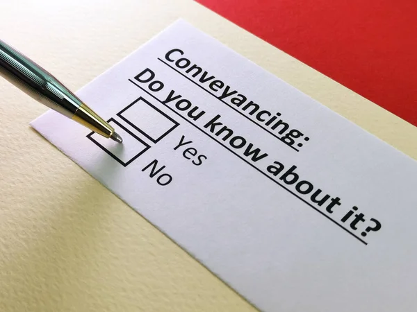 Bir kişi taşımacılıkla ilgili soruya cevap veriyor..