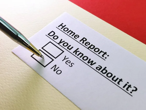 Bir kişi ev raporuyla ilgili soruya cevap veriyor..