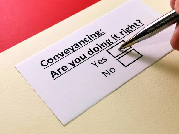 Bir kişi taşımacılıkla ilgili soruya cevap veriyor..