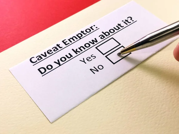 Bir kişi uyarıcıyla ilgili soruya cevap veriyor..