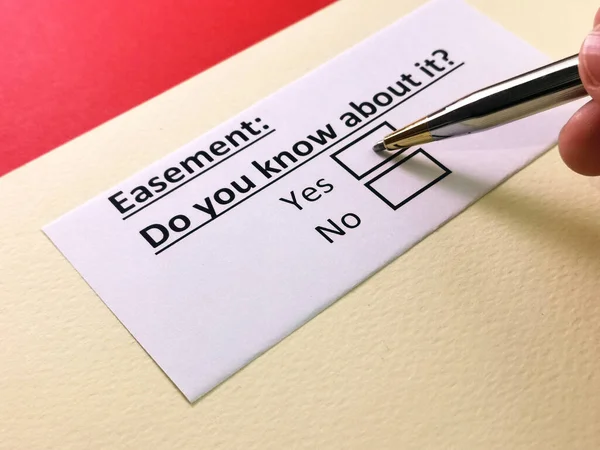 Bir kişi kolaylıkla ilgili soruya cevap veriyor..