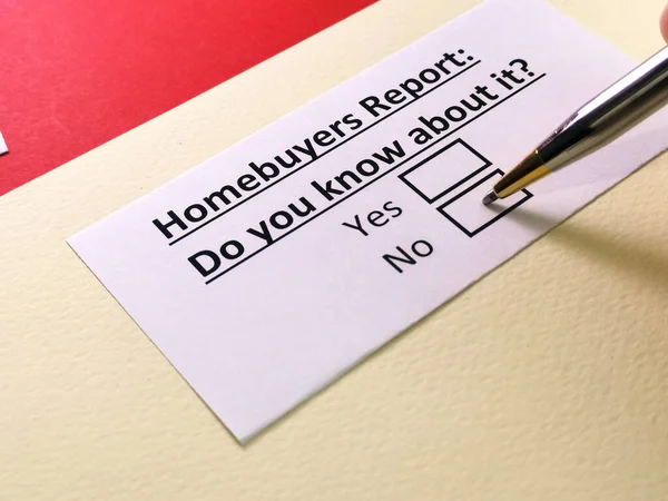 Bir kişi ev alıcıları raporuyla ilgili soruya cevap veriyor..