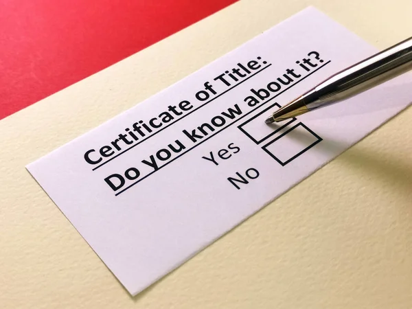 Bir kişi başlık sertifikası hakkındaki soruları yanıtlıyor.