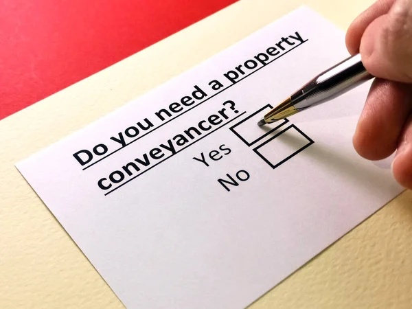 Bir kişi mal taşıyıcısı ile ilgili soruya cevap veriyor.