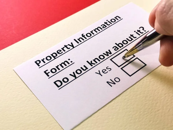 Bir kişi mülkiyet bilgisi formu hakkında soruya cevap veriyor.