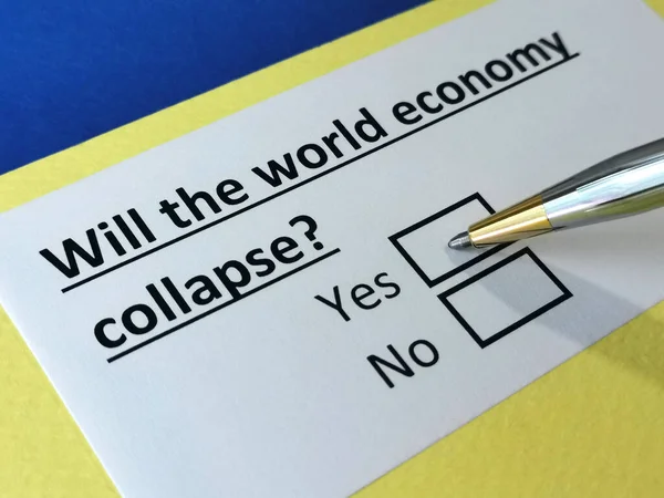 Uma Pessoa Está Respondendo Pergunta Sobre Economia Mundial — Fotografia de Stock