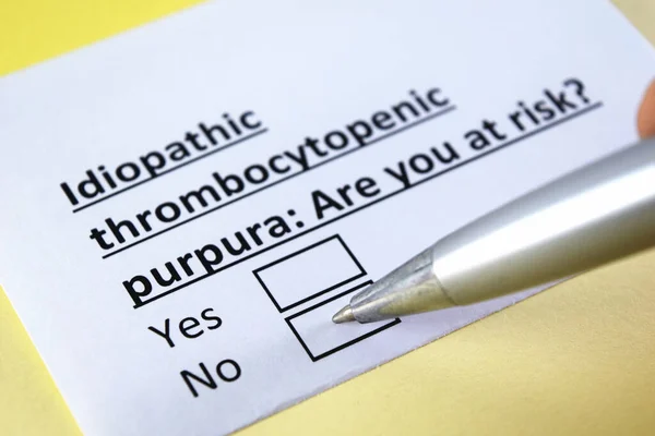 Una Persona Está Respondiendo Pregunta Sobre Púrpura Trombocitopénica Idiopática — Foto de Stock