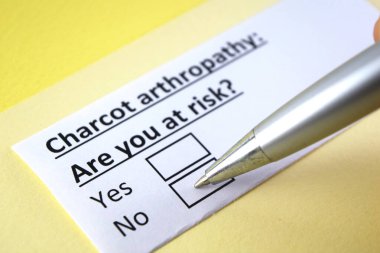 Bir kişi charcot artropatisi ile ilgili soruya cevap veriyor..