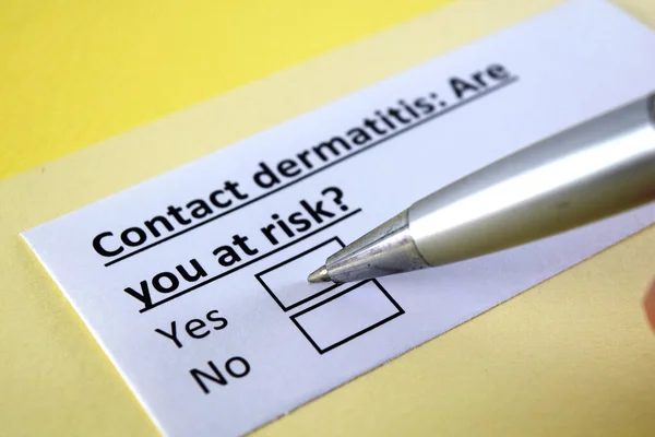 Una Persona Está Respondiendo Una Pregunta Sobre Dermatitis Contacto — Foto de Stock
