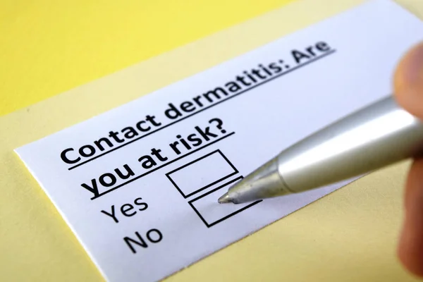 Una Persona Está Respondiendo Una Pregunta Sobre Dermatitis Contacto — Foto de Stock