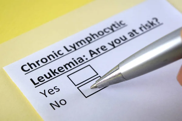 Una Persona Está Respondiendo Pregunta Sobre Leucemia Linfocítica Crónica — Foto de Stock