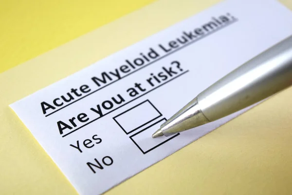 Una Persona Está Respondiendo Una Pregunta Sobre Leucemia Mieloide Aguda — Foto de Stock
