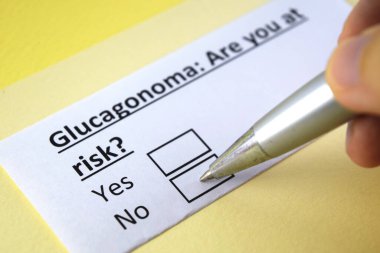 Bir kişi glukagonomla ilgili soruya cevap veriyor..