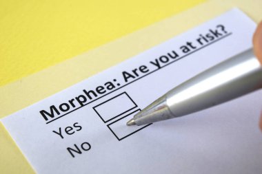Bir kişi Morphea ile ilgili soruya cevap veriyor..