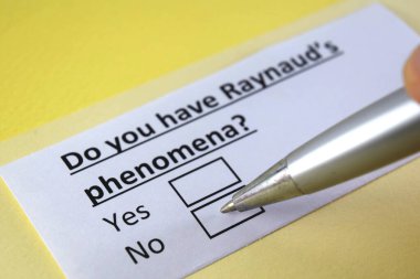 Bir kişi Reynaud 'un fenomeniyle ilgili soruya cevap veriyor..