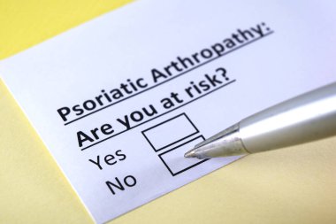 Bir kişi sedef hastalığıyla ilgili soruya cevap veriyor..