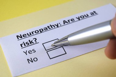 Bir kişi nöropati ile ilgili soruya cevap veriyor..