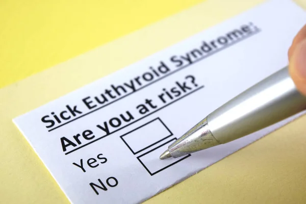 Una Persona Está Respondiendo Pregunta Sobre Síndrome Eutiroides Enfermo — Foto de Stock