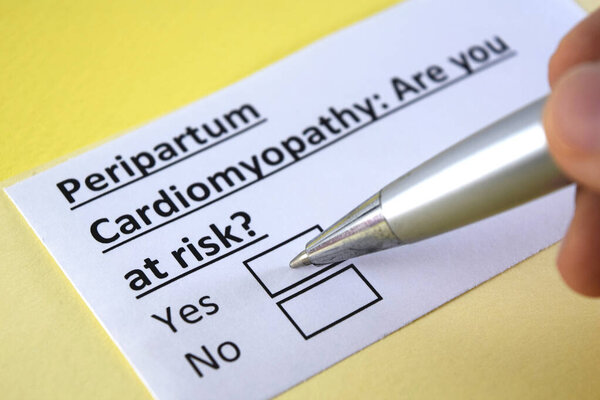 Один человек отвечает на вопрос о периродовой кардиомиопатии.