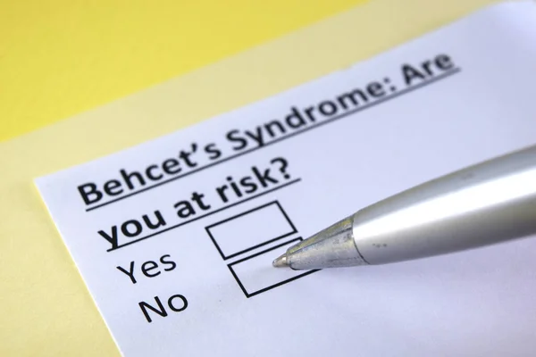 Una Persona Está Respondiendo Pregunta Sobre Síndrome Behcet — Foto de Stock