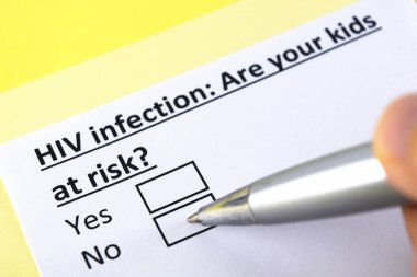 Bir kişi HIV enfeksiyonuyla ilgili soruya cevap veriyor.