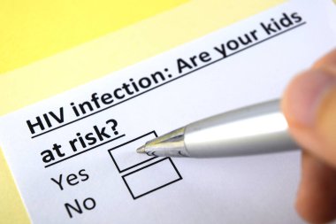 Bir kişi HIV enfeksiyonuyla ilgili soruya cevap veriyor.