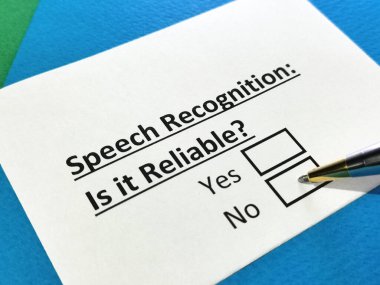 Bir kişi konuşma tanıma ile ilgili soruya cevap veriyor.