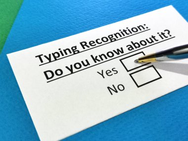 Bir kişi tanıma hakkında soruya cevap veriyor.