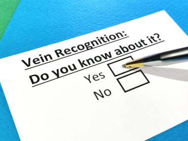 Bir kişi damar tanıma sorusuna cevap veriyor..