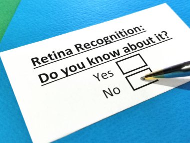 Bir kişi retina tanıma sorusuna cevap veriyor..