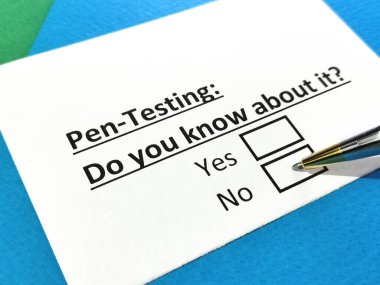 Bir kişi kalem testiyle ilgili soruya cevap veriyor..