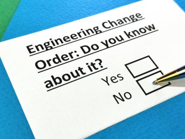 Bir kişi mühendislik değişikliğiyle ilgili soruya cevap veriyor..