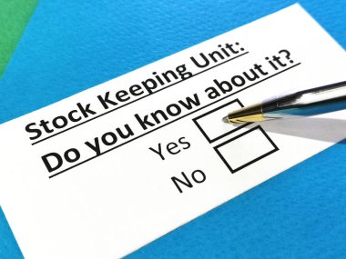 Bir kişi stok depolama birimi ile ilgili soruya cevap veriyor..