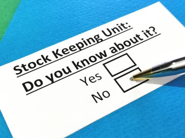 Bir kişi stok depolama birimi ile ilgili soruya cevap veriyor..