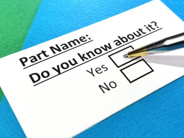 Bir kişi kısmi isimle ilgili soruya cevap veriyor..