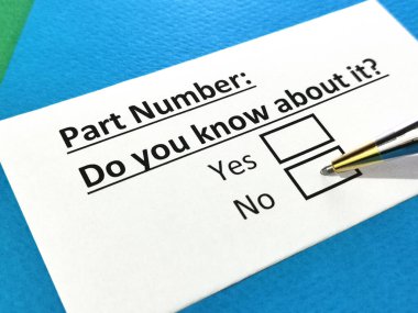 Bir kişi bölüm numarası ile ilgili soruya cevap veriyor..