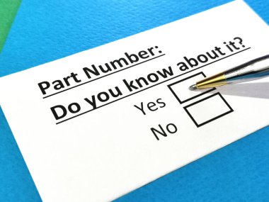 Bir kişi bölüm numarası ile ilgili soruya cevap veriyor..