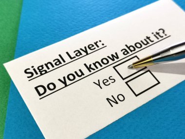 Bir kişi sinyal katmanıyla ilgili soruya cevap veriyor..