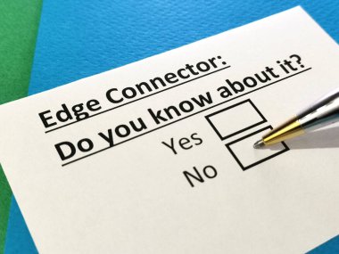 Bir kişi kenar bağlantısıyla ilgili soruya cevap veriyor.