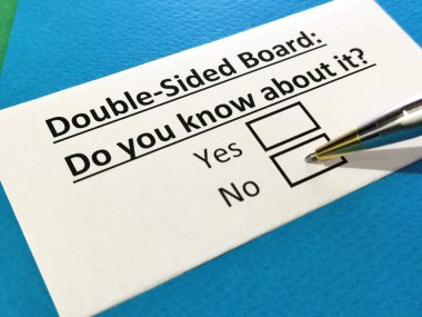 Bir kişi çift taraflı tahtayla ilgili soruya cevap veriyor..