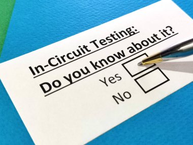 Bir kişi devre testleri ile ilgili soruya cevap veriyor..