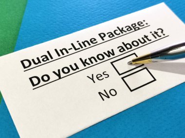 Bir kişi çift sıra paketiyle ilgili soruya cevap veriyor.